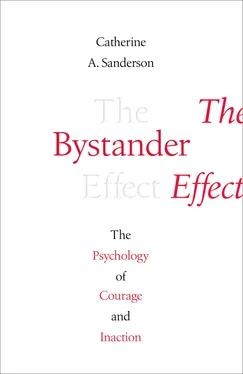 Catherine Sanderson The Bystander Effect обложка книги