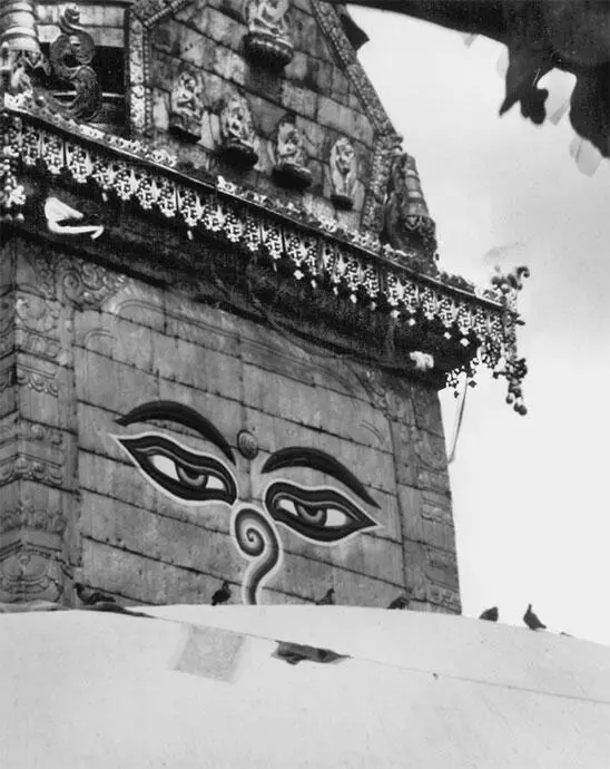 Глаза на ступе Сваямбанат смотрят туда где находится то что символизирует эта - фото 34