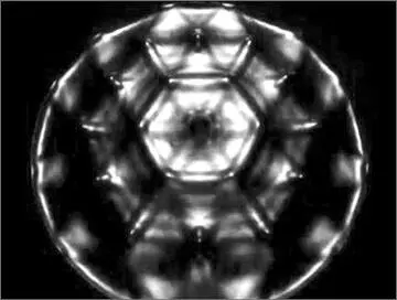 Abb 185 Ein perfektes Hexagon lediglich durch eine Klangfrequenz erzeugt - фото 191