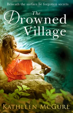 Kathleen McGurl The Drowned Village обложка книги