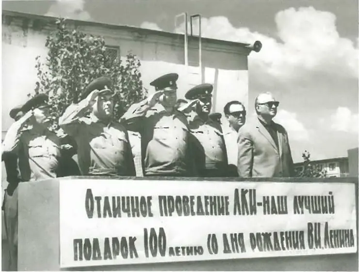 На космодроме Байконур вместе с командованием части принимает парад в честь - фото 32