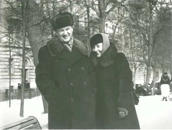 Владимир Николаевич со своей мамой Евгенией Фоминичной на Патриарших прудах - фото 57