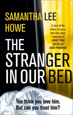 Samantha Lee Howe The Stranger in Our Bed обложка книги