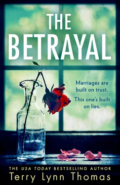 Terry Lynn Thomas The Betrayal обложка книги
