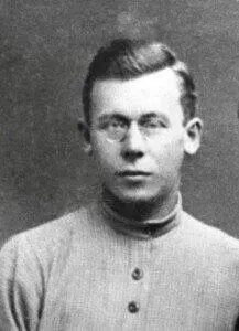 Алексей Блохин Алексей старше своих соучеников он родился 31 мая 1897 года - фото 46