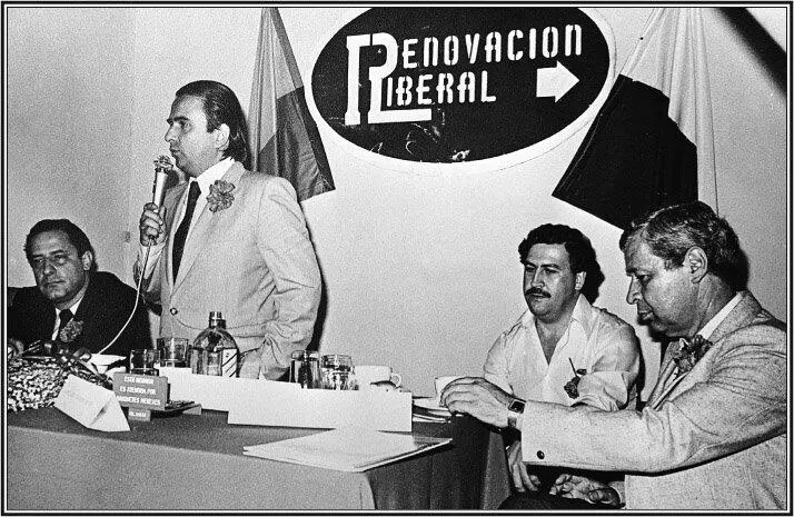 Pablo Escobar accompanies Alberto Santofimio at a Liberal Renovation political - фото 3