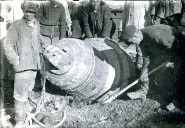 Снятие большого колокола 1926 г Сразу же вспомнился эпизод связанный с - фото 2