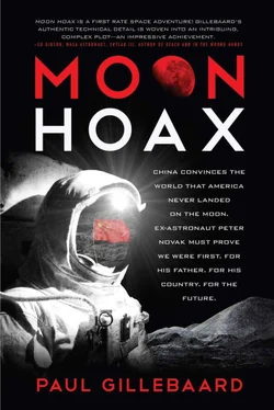 Paul Gillebaard Moon Hoax обложка книги