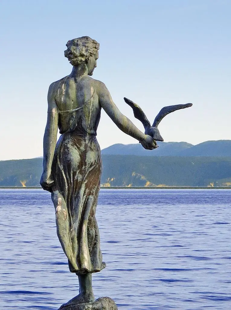Die Bronzeskulptur Gruß ans Meer Sehenswertes Bei den ersten Feriengästen - фото 10