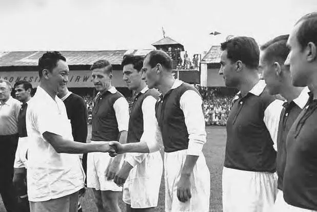 Осень 1955 Джакарта Индонезия До начала товарищеского матча столичный мэр - фото 6