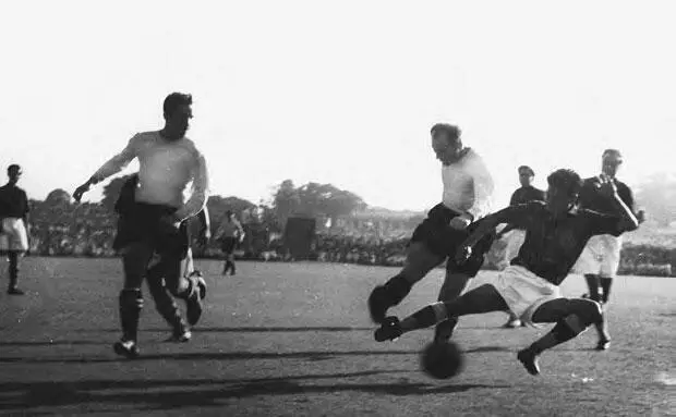 Осень 1955 остров Суматра Индонезия В Бубукин в атаке во время встречи - фото 7