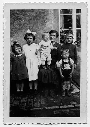 Meine Mutter mit meinen vier Geschwistern und mir als Säugling in Strohn Ich - фото 1