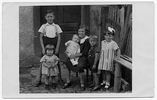 Ich als Säugling auf dem Arm meiner Schwester Gerta und Gerhard mit Cousin und - фото 8