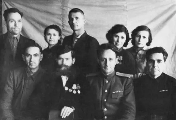 На фотографии в первом ряду 2й слева командир группы П Е Кривоносов - фото 7