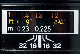 Los objetivos macro tienen una escala doble en el barrilete de enfoque en la - фото 6
