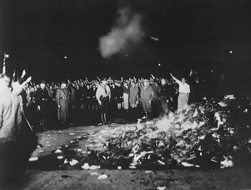 Берлин 10 мая 1933 года Фото из открытого источника Wikipediaorg В память о - фото 4