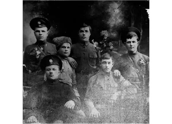 Крайний слева во втором ряду Осип Иванович Свекатун Разбирая бумаги и - фото 10