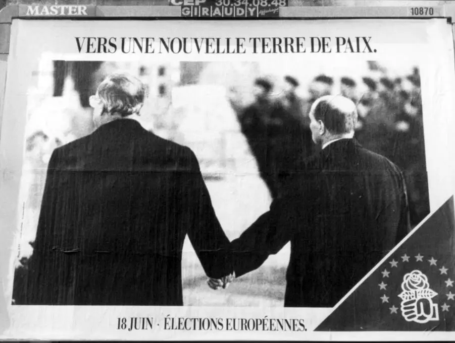 Helmut Kohl und Francois Mitterrand auf einem französischem Wahlplakat 1989 - фото 1