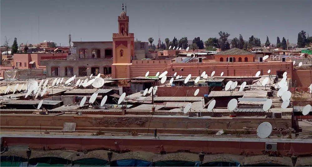 A sea of rooftop satellite dishes surround the Ben Salah mosque in Marrakech - фото 96