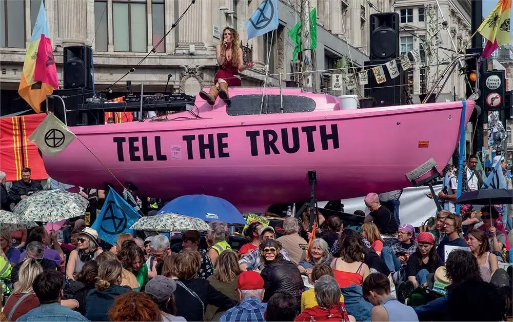 Environmental campaigners call on governments to declare a climate emergency - фото 105
