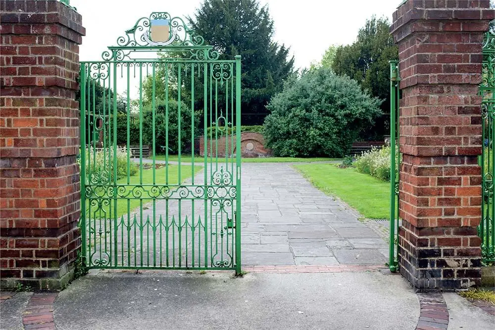 Public spaces such as city parks have long provided an anonymous meeting place - фото 22