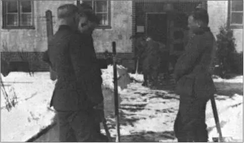 Март 1940 года в Браунсберге уборка снега п еред зданием казармы 14й роты - фото 9