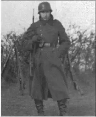 Альфред Руббель в качестве караульного весной 1940 года Альфред Руббель в - фото 15