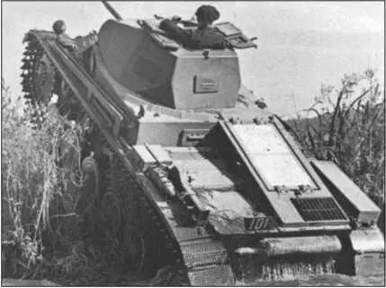 Легкий Танк II во время пересечения течения ручья Он был вооружен - фото 22