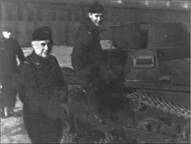 Альфред Руббель залезает на учебный Танк I у казармы в Шпроттау в ноябре 1940 - фото 41