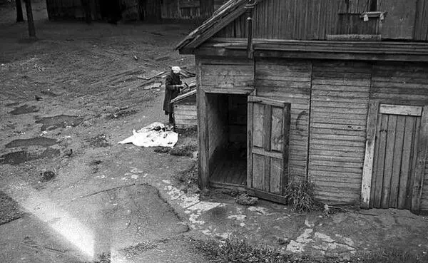 Нередко эти дома строились попарно и между ними образовывался двор в конце - фото 5