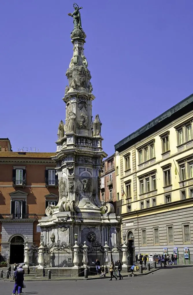 Zentral Piazza del Gesú Nuovo Von der Via Tribunali zweigt nach links die - фото 14