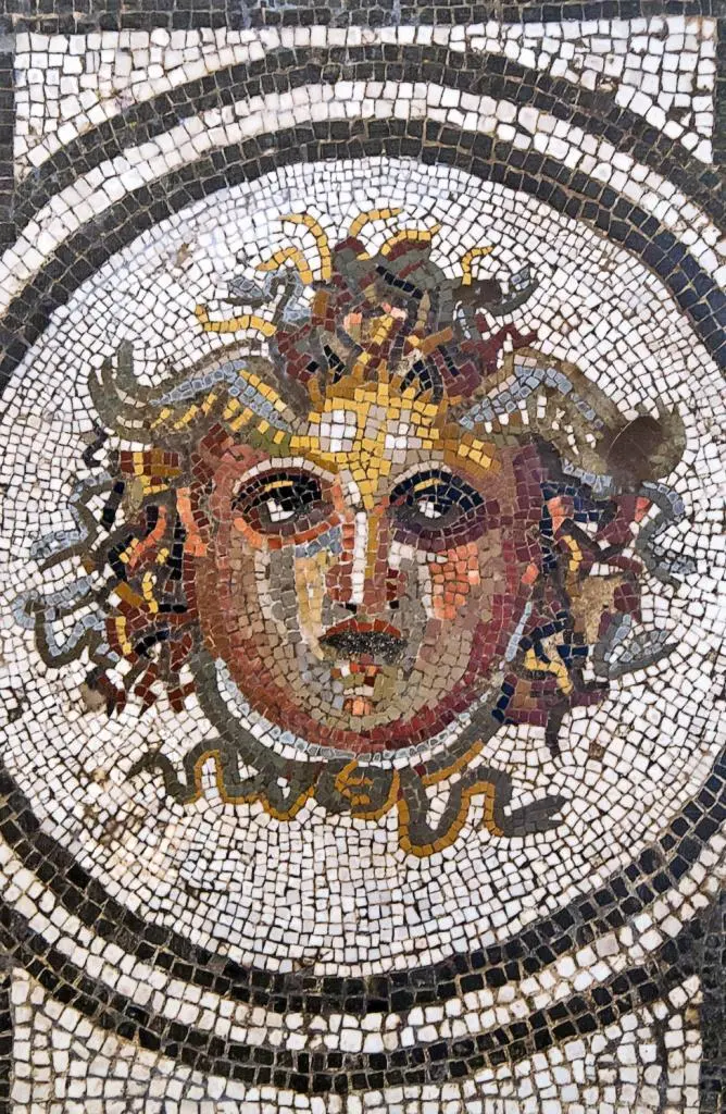 Antikes Medusenhaupt als Mosaik Heute beherbergt der Palazzo eine der - фото 31