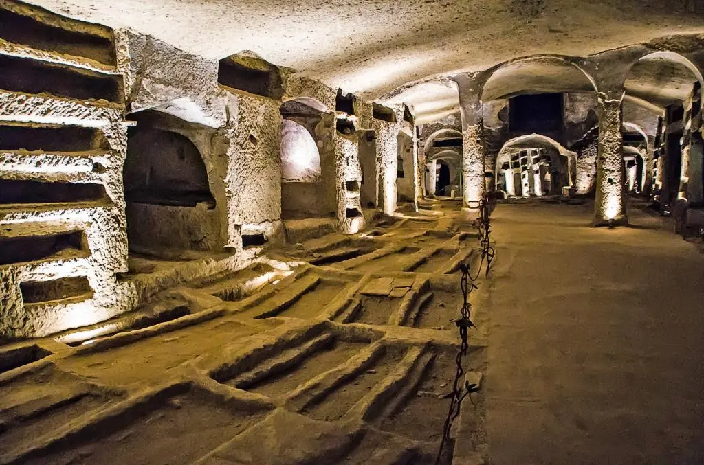 Eindrucksvoller Friedhof unter Tage Die Katakomben des Hl Januarius Catacombe - фото 27