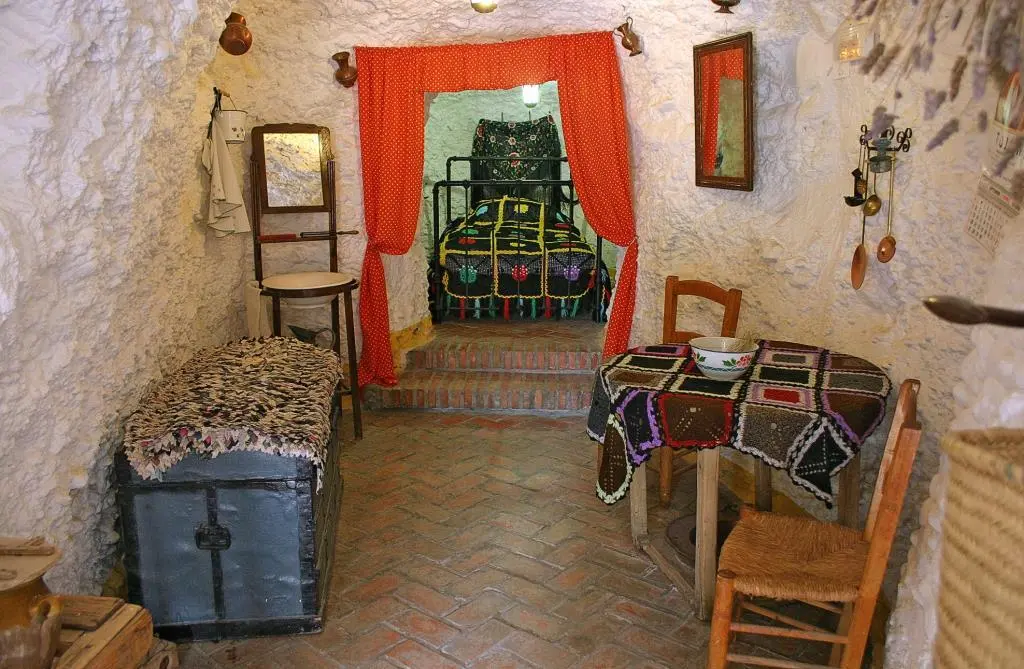 Heute sind Granadas Hotelzimmer komfortabler nachgestellte Höhlenwohnung im - фото 55
