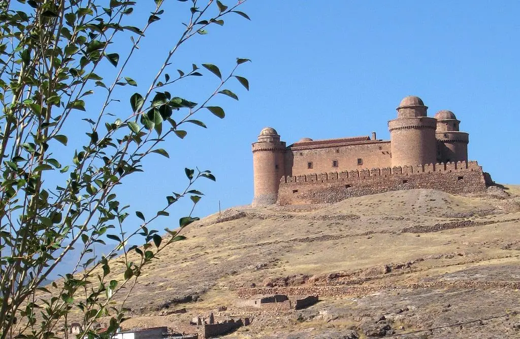 Wehrhaft die Burg von La Calahorra Von La Calahorra bietet die A 337 über - фото 74