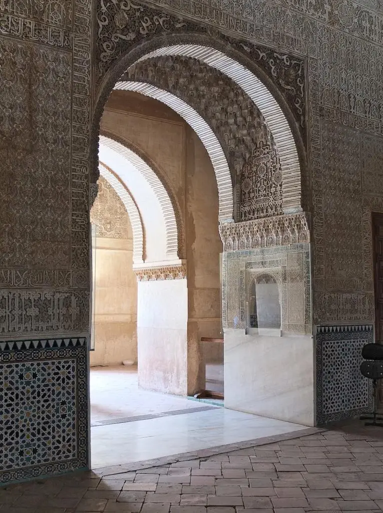 Zugang zum Salón de Comares Aufbau Der mauerumgürtete Komplex erstreckt sich - фото 38