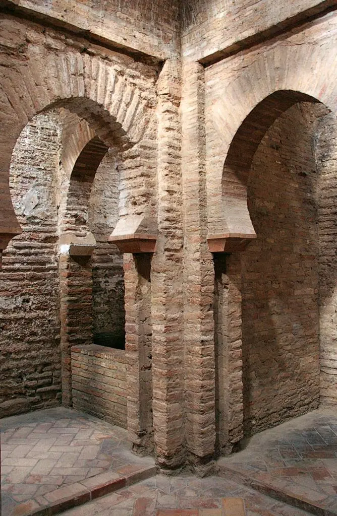 Über die Puerta de la Justicia frei zugänglich maurisches Bad in der Alhambra - фото 39