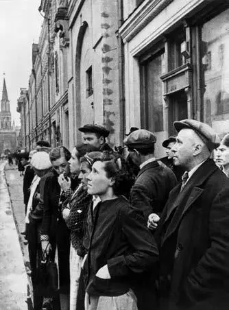 Фото на титуле Первый день войны Люди слушают речь Молотова Фото Е Халдея - фото 1