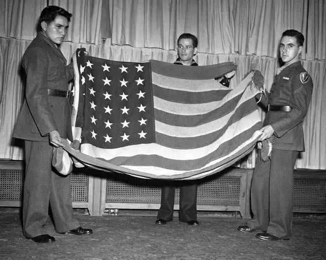 трое выживших в боях за Иводзиму Мемориал корпусу морской пехоты США И в новом - фото 6