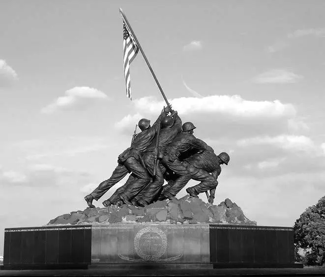 Мемориал корпусу морской пехоты США И в новом веке история этой фотографии не - фото 7