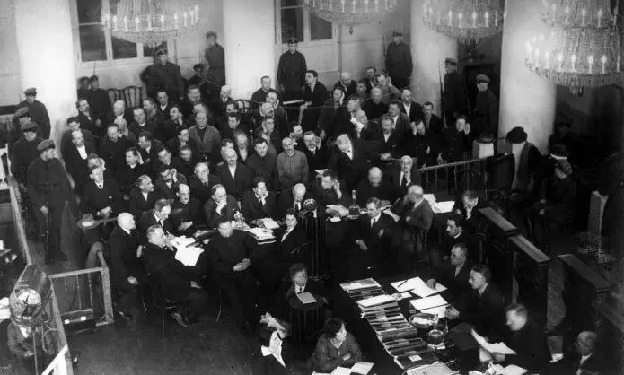 Защитники на Шахтинском процессе 1928 Сидят за длинным столом слева - фото 3