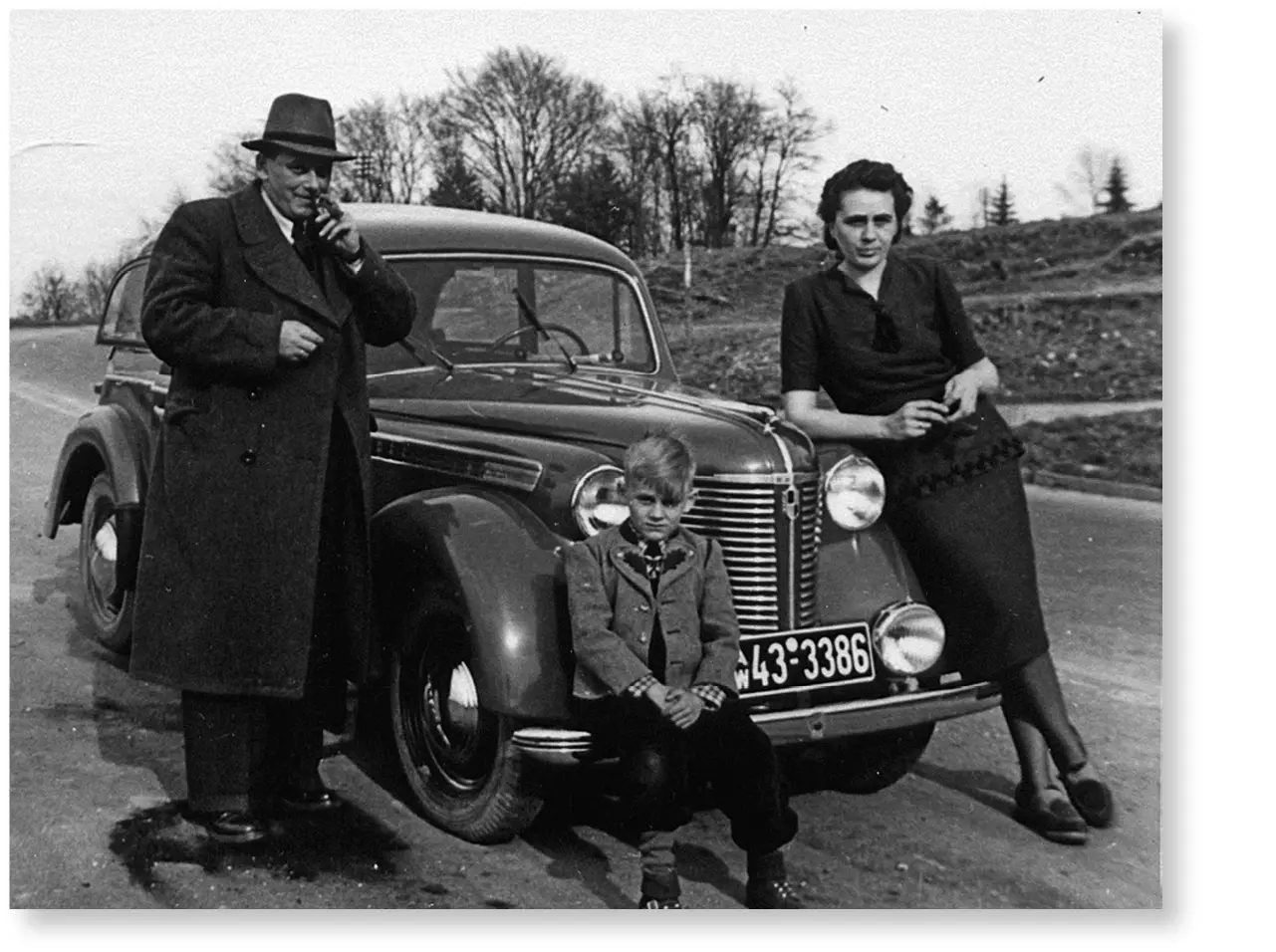 Adolf und Alma Würth mit Sohn KlausFrieder und dem ersten Firmenwagen einem - фото 6