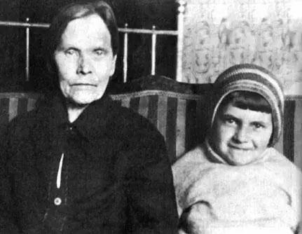 Галина Вишневская с бабушкой 1932 г В доме у дедушки и бабушки Гале жилось - фото 4