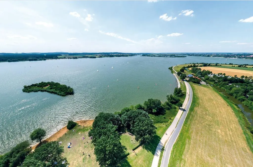 Der Altmühlsee mit Surfzentrum und der Vogelinsel im Hintergrund Um die Stadt - фото 18