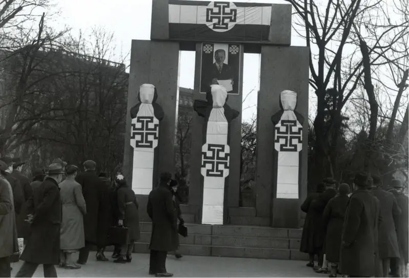 Abbildung 28 Republikgründungsdenkmal nach den Februarkämpfen 1934 Bildarchiv - фото 29