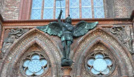 Ilustración I15 Iglesia de Schinkel con el arcángel san Miguel y dos ángeles - фото 22
