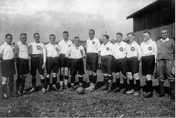 Ein Bild aus alten KFVTagen Zu seinem 50 Geburtstag 1927 schnürt Ivo - фото 12