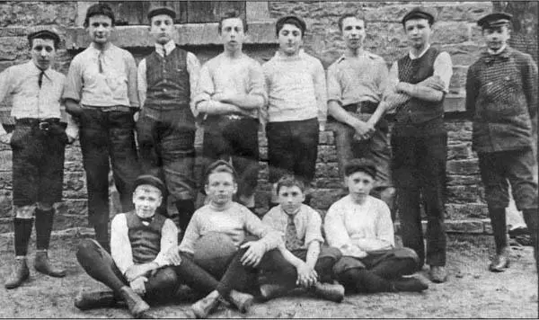 Die EngländerSpieler nannten sich die 1904 fotografi erten Karlsruher Buben - фото 13