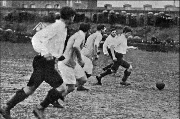 Eine dynamische Fußballszene nahm der unbekannte Fotograf hier auf Fritz - фото 11