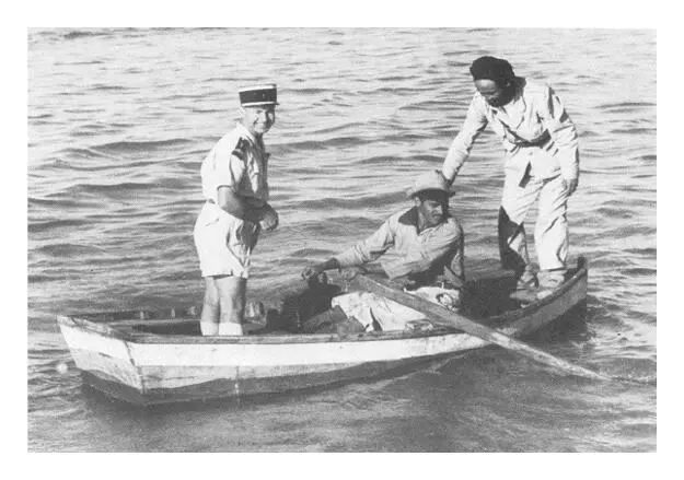 Port Etienne ein Spanier pullt den französischen Polizeikommissar und seinen - фото 24
